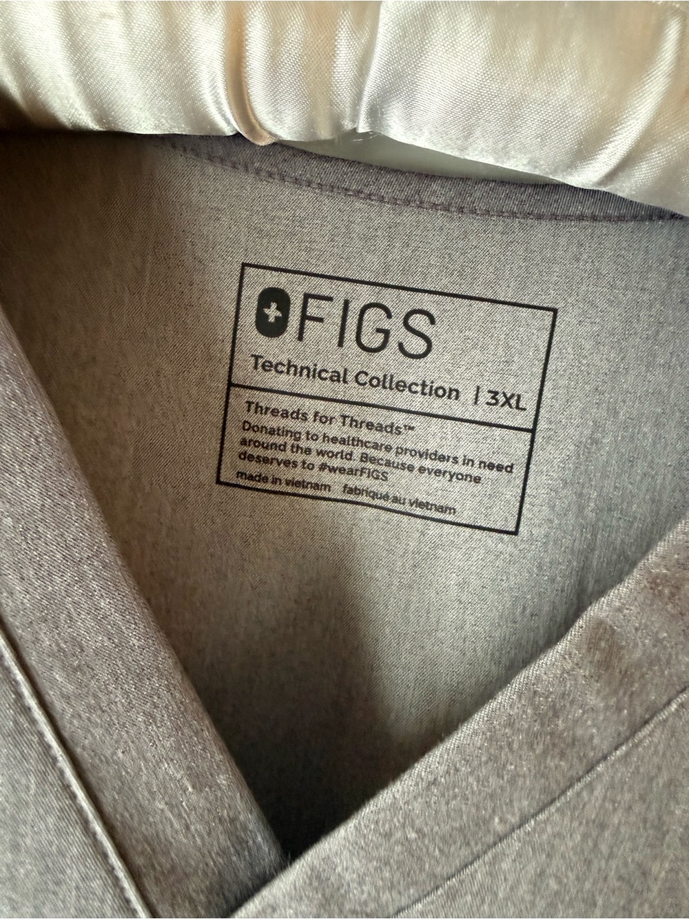 Figs Women's Catarina Technical One Pocket Scrub Top in Graphite 3XL Plus Size - Picture 3 of 4